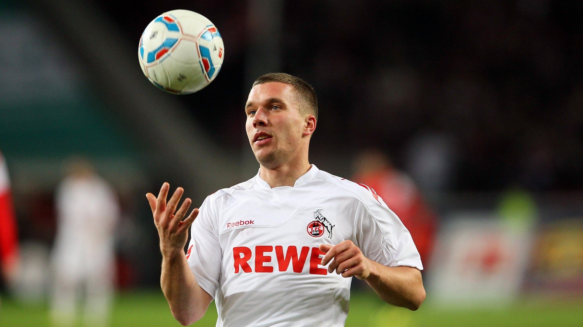 _跨界合作：体育品牌与时尚设计师联名系列_，著名体育品牌服装品牌